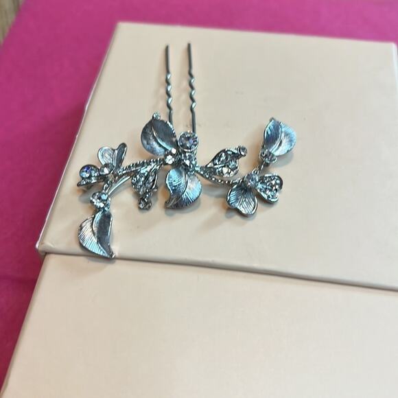 Untamed Petals Hair Pin - Picture 2 of 3